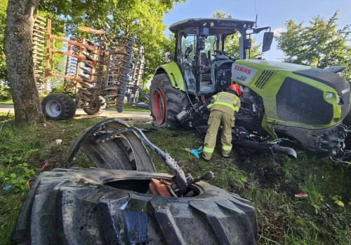 Roztrzaskany Claas po zderzeniu z drzewem. Groźny wypadek pod Braniewem