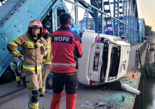 O krok od tragedii we Wrocławiu. Taksówka zawisła na moście