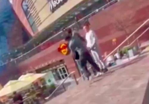 Szokujący atak na Polaka w centrum Warszawy. Pod dwóch miesiącach policja nie zna tożsamości sprawcy, internauci ustalili ją w dzień