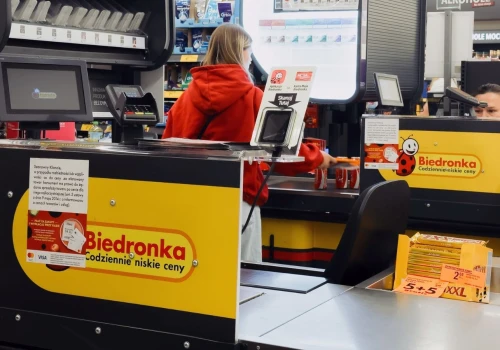 Biedronka przyjmie do pracy w weekendy. Sprawdziliśmy, ile można zarobić