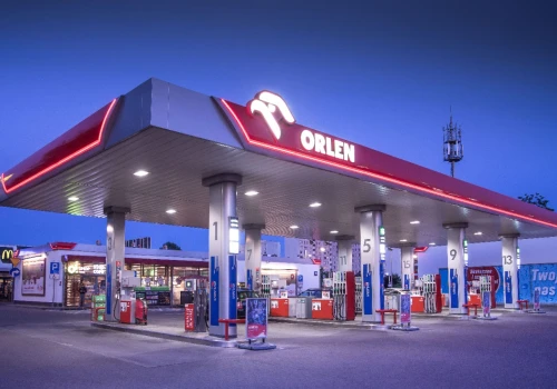 Miliardy popłynęły do Orlenu dzięki zablokowanej cieśninie