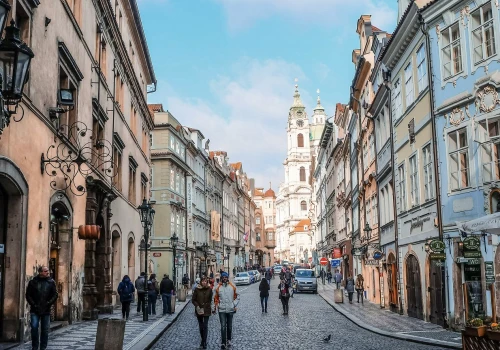Hiszpania króluje, ale to ten kierunek zwraca uwagę. Jego popularność rośnie błyskawicznie