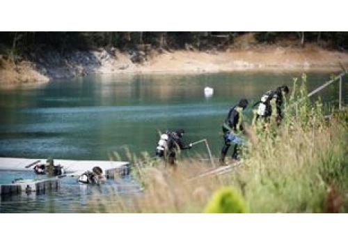 Turkusowa woda skrywa potężne maszyny. Diving Marina 