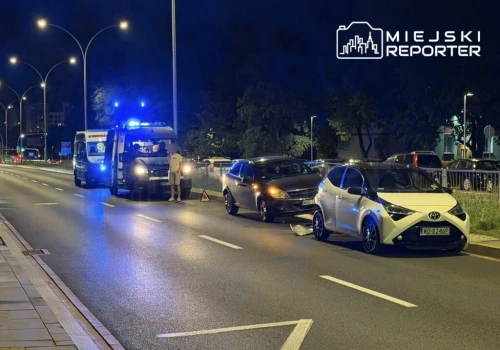 Nocne zderzenie dwóch samochodów na Marymonckiej. Jedna osoba badana przez ratowników