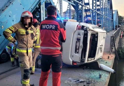 Taksówka zawisła kilka metrów nad Odrą. Dramatyczna akcja służb na moście we Wrocławiu