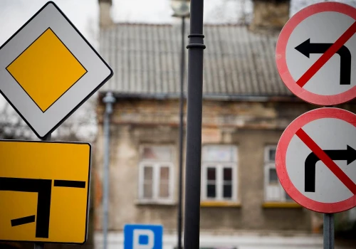 Kierunkowskaz na łamanym pierwszeństwie. Kiedy trzeba go włączyć?