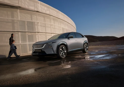 Mazda wchodzi do gry z CX-6e. Elektryczny SUV za 206 tys. zł z zasięgiem 484 km i 26-calowym ekranem