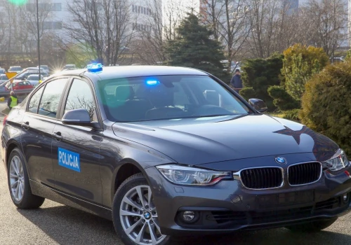 Jak łatwo rozpoznać nieoznakowany radiowóz? Trzeba spojrzeć w jedno miejsce