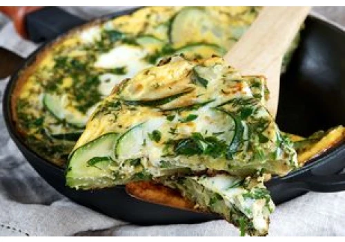 Zwykły omlet się chowa. Połączenie cukinii i serka wiejskiego to mistrzostwo