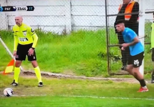 Kuriozalna akcja na piłkarskim boisku. Tak doszło do wypadku