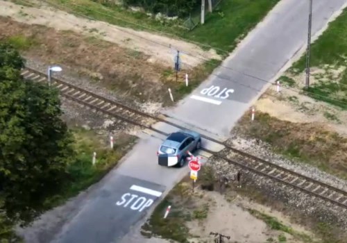 Dron nad przejazdami kolejowymi. 13 wykroczeń ujawnionych podczas działań „Bezpieczny przejazd kolejowy”
