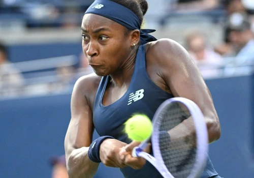 Coco Gauff wskazuje palcem. 