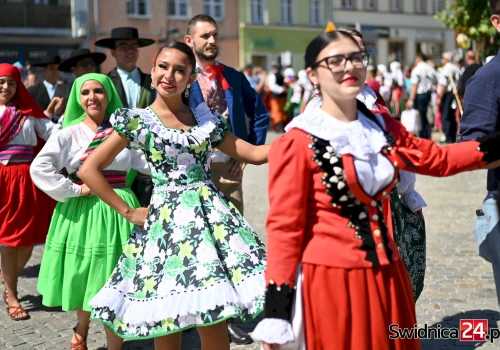 Barwny polonez i międzynarodowa biesiada z folklorem w Strzegomiu
