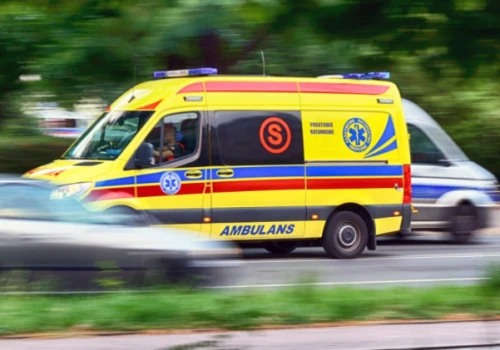 Czteroletnie dziecko wypadło z balkonu na 5. piętrze w Łomży