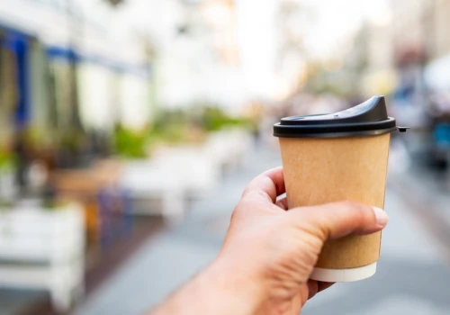 Bez stolików, foteli i baristów. Kawa podawana przez otwór w ścianie robi furorę