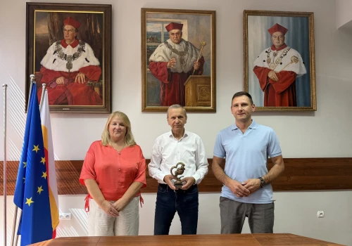 Rektor ANS w Nowym Sączu z wyjątkowym wyróżnieniem. Otrzymał statuetkę „Służyć poprzez Przyjaźń”