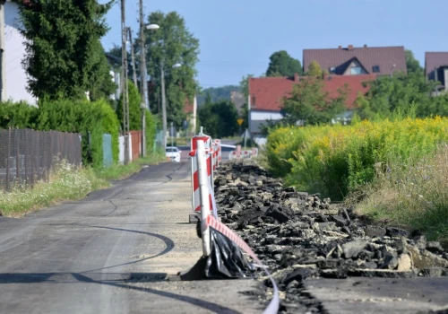 Rolnik zaorał asfalt, sąd podjął pierwszą decyzję. Nowe informacje
