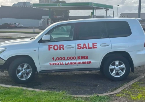 Toyota Land Cruiser została pomnikiem. Może być ozdobą twojego podjazdu
