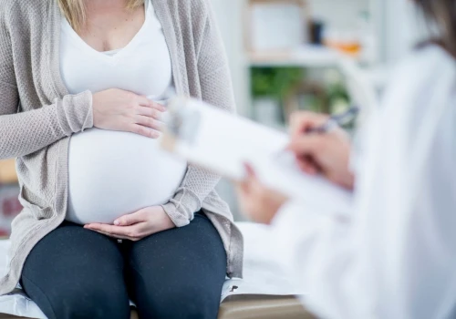 Zwolnienie lekarskie w trakcie ciąży. Ten kod znacząco zwiększa świadczenie