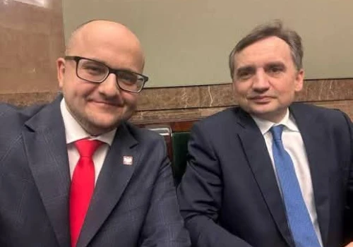 „PISBOT” zamiast Tuska bije w Morawieckiego. Locha Plus i Koryto Plus – czy prawica sama się zaora?