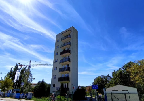 Najwęższy blok w Warszawie czeka na sąsiada. Ostatnie chwile z takim widokiem