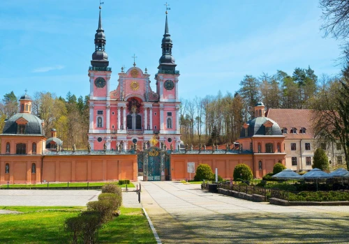 Wszyscy ciągną nad jeziora. A to tam jest najpiękniejsze sanktuarium. 