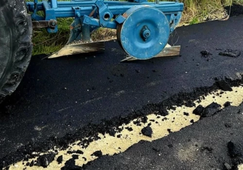 Rolnik, który w Gliwicach zaorał świeżo położony asfalt, usłyszał zarzuty i trafił do tymczasowego aresztu