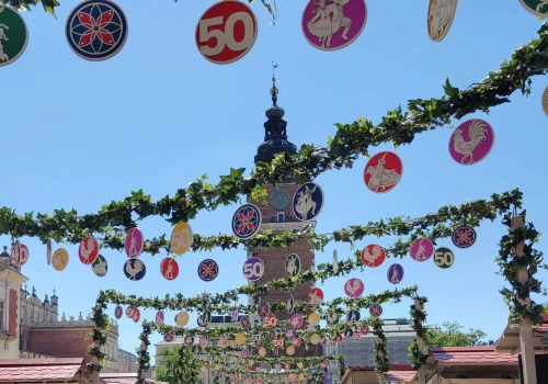 Rynek Główny w Krakowie zastawiony stoiskami. Targi już trwają. Mieszkańcy mają sporą zniżkę