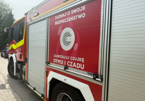 Pożar domu pod Warszawą. Na miejscu kilka zastępów straży pożarnej