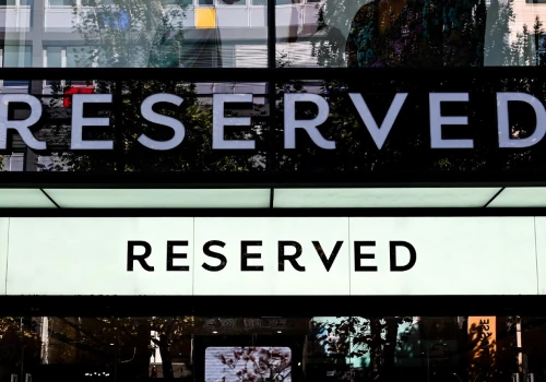 Koronkowa sukienka z Reserved teraz za 79,99 zł. W podobym stylu znalazłam w Zarze