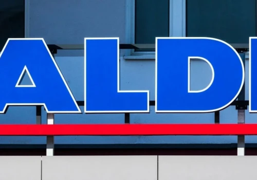 Rekordowa cena sezonowych owoców w Aldi. Ceny spadły tu poniżej 10 zł, Polacy je uwielbiają