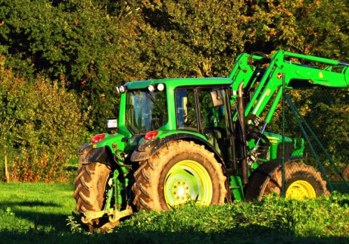 Traktor koziołkował z drogi do potoku. 16-latek zginął na miejscu