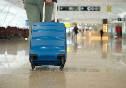 Nakładanie taśmy klejącej na kółka walizki. Do czego służy i dlaczego jest zalecane?