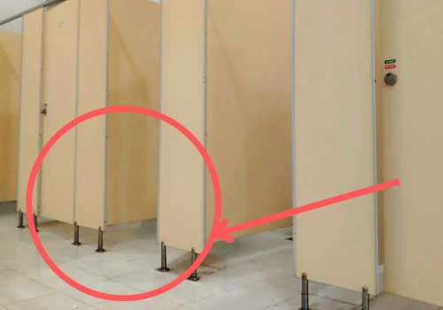 Dlaczego w publicznych toaletach drzwi często nie dochodzą do ziemi? Aż z trzech różnych powodów
