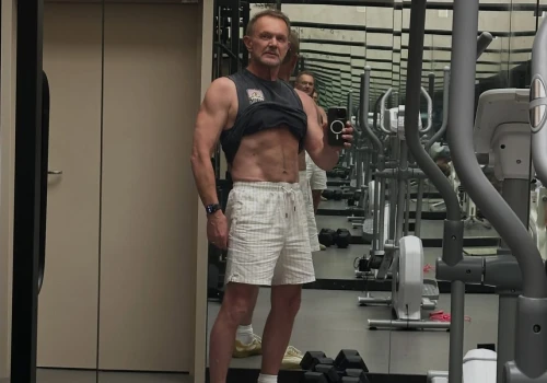 Cezary Pazura pokazał umięśniony brzuch. 64-latek jest w świetnej formie
