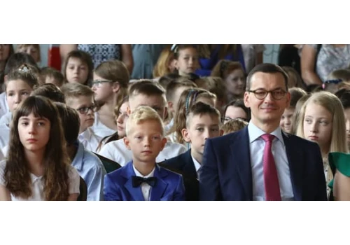 Zarabiasz mniej niż 10,5 tys. zł? Dostaniesz emeryturę minimalną. Tak Morawiecki chce ratować dzietność