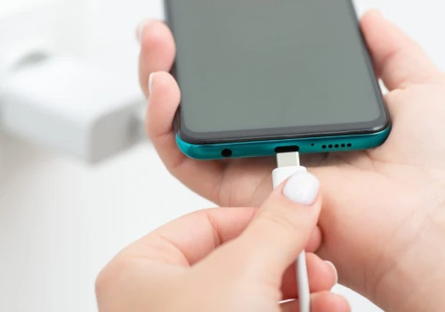 Jak szybciej naładować telefon? Tryb samolotowy nie jest najlepszą opcją