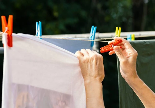 Jak prawidłowo używać klamerek? Prosty trik, który pomaga zadbać o ubrania