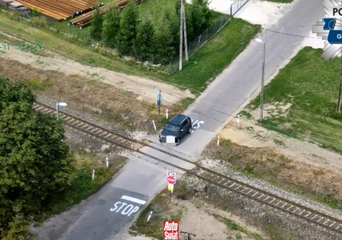 Nad przejazdem zawisł policyjny dron. Kierowcy jeździli jak zwykle