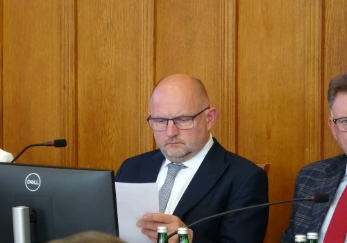 Urząd stwierdził poważne naruszenie w przetargu na samochody. Kluczowy okazał się wymóg ekranu LCD