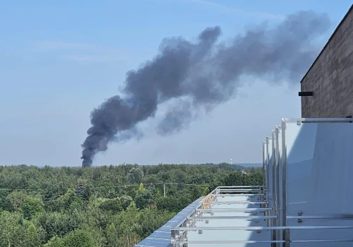 Ogień w garażu z autami hybrydowymi! Poważna akcja strażaków na osiedlu Pogwizdów Nowy