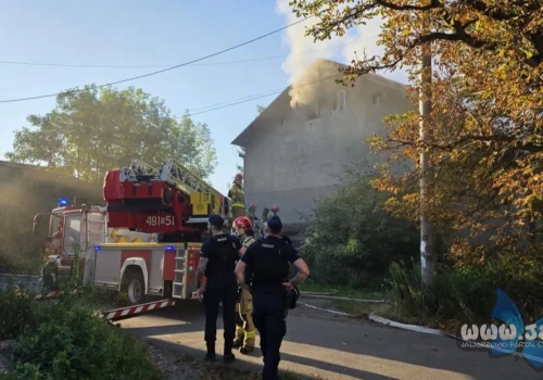 Pożar pustostanu w Szczakowej. Z ogniem walczyło pięć zastępów straży pożarnej