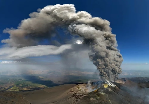 Erupcja Etny, przyloty wstrzymane. 
