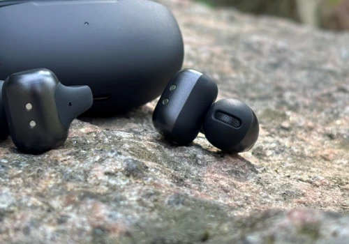 Ekspert: słuchawki Bluetooth to jak mikrofalówka na głowie