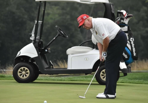 Samoloty wleciały nad pole golfowe Trumpa. Dowództwo poderwało F-16