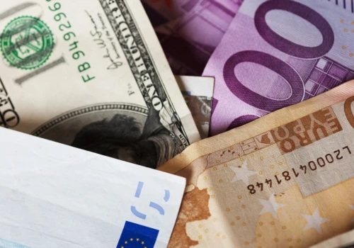 Euro, dolar i funt. Tyle zagraniczne waluty kosztują w poniedziałek