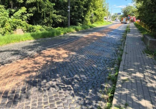 Motocyklista wywrócił się na plamie. Ciągnęła się przez kilometr!
