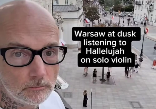 Moby nagrał uliczną skrzypaczkę na Krakowskim Przedmieściu. Wiral z Warszawy