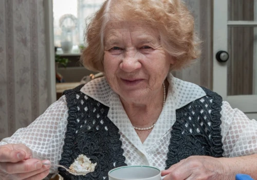 Ten ser jest dobry dla kości. Seniorzy powinni robić z niego te placuszki