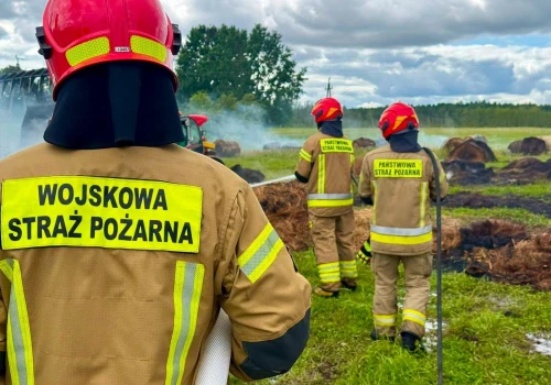 Pożar na polu pod Braniewem. Ogień strawił dziesiątki balotów
